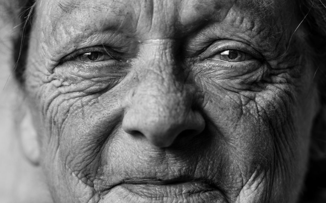 Comment aider nos personnes âgées dans leur quotidien ? Sans les déraciner de leur milieu de vie. Une formation exclusive JUNA.SWISS.